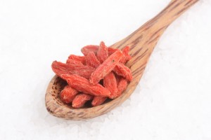 cuillère de bois et baies de goji bio